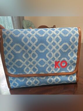Carrington HANGING TOILETRY KIT 24.5" L X 11" W (unfolded), 8"L X 11" W (folded)